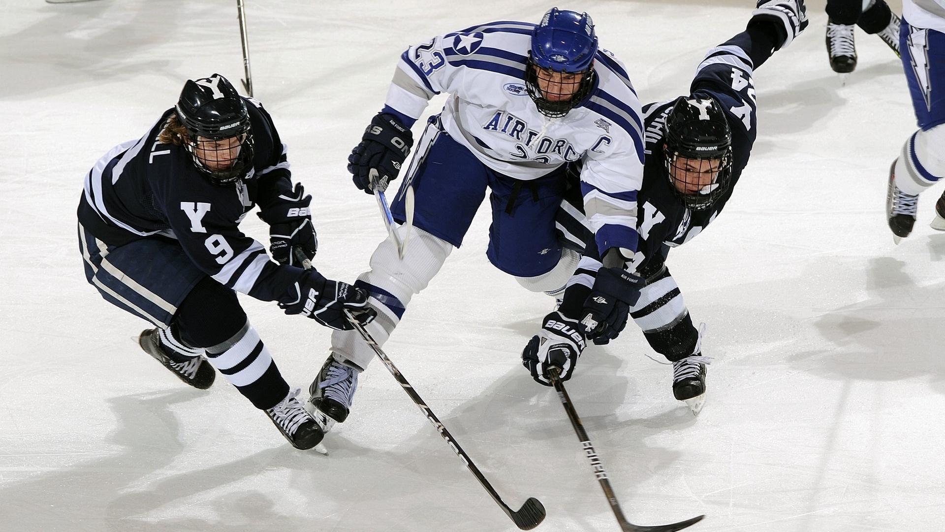 爱游互娱游戏官网-火箭封闭训练重点练习外线夹击战术应用，火箭外贮器
